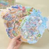 Carnet à spirales contenant 6 scènes de stickers isométrique 3D à composer soi-même sur le thème des maisons. Activité créative pour adulte pour gérer le stress.