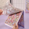Carnet à spirales contenant 20 scènes de stickers isométrique 3D à composer soi-même sur le thème des boutiques kawaii et mignonnes. Activité créative pour adulte pour gérer le stress.