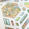 Carnet à spirales contenant 20 scènes de stickers isométrique 3D à composer soi-même sur le thème des boutiques kawaii et mignonnes. Activité créative pour adulte pour gérer le stress.