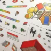 Carnet à spirales contenant 7 scènes de stickers isométrique 3D à composer soi-même sur le thème de la ville. Activité créative pour adulte pour gérer le stress.