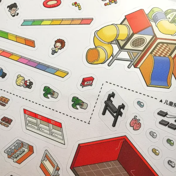 Carnet à spirales contenant 7 scènes de stickers isométrique 3D à composer soi-même sur le thème de la ville. Activité créative pour adulte pour gérer le stress.