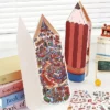 Scène de stickers isométrique 3D à composer soi-même sur le thème d'un mini monde dans un crayon géant. Activité créative originale pour adulte pour gérer le stress.