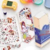 Scène de stickers isométrique 3D à composer soi-même sur le thème d'un mini monde dans une gomme géante. Activité créative originale pour adulte pour gérer le stress.