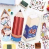 Scène de stickers isométrique 3D à composer soi-même sur le thème d'une gomme et d'un crayon géant. Activité créative originale pour adulte pour gérer le stress.